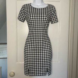 Plaid black and white minidress with two slits on the thighs